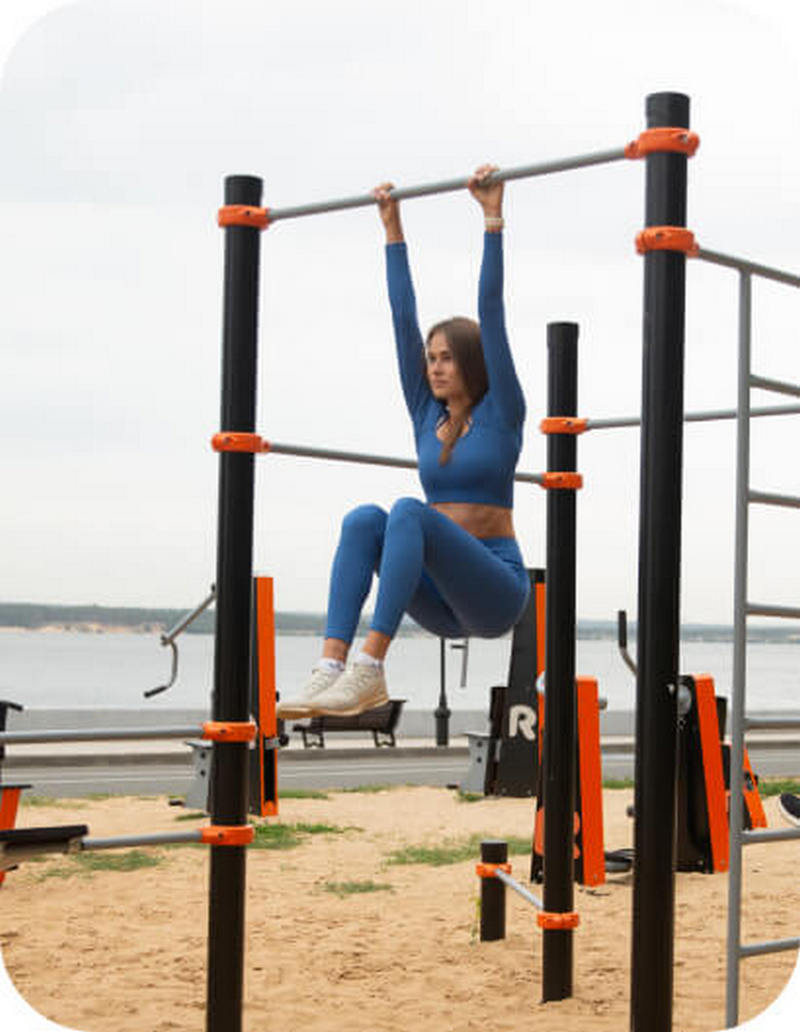 Подъём ног в висе динамический